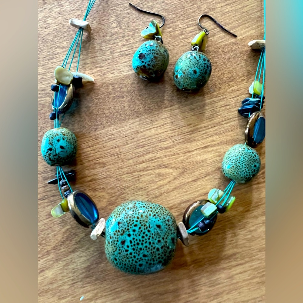 Set: necklace and earrings